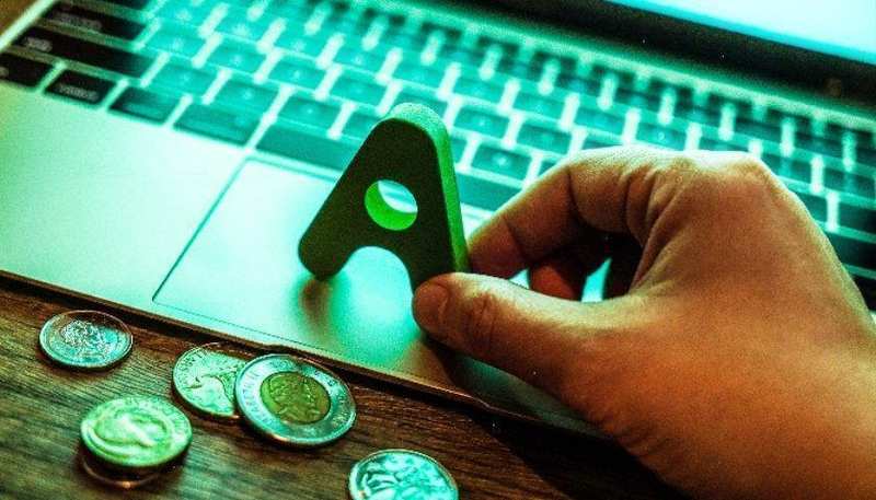 公募基金代销市场格局演进明显；券商凭借指数基金优势巩固地位，头部机构引领增长潮流。