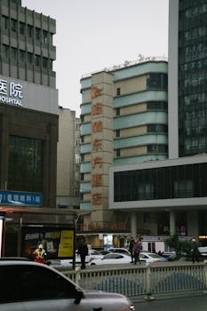 莎普爱思高溢价关联收购引发监管关注；估值泡沫与资金压力并存；银发医疗布局前景待考。