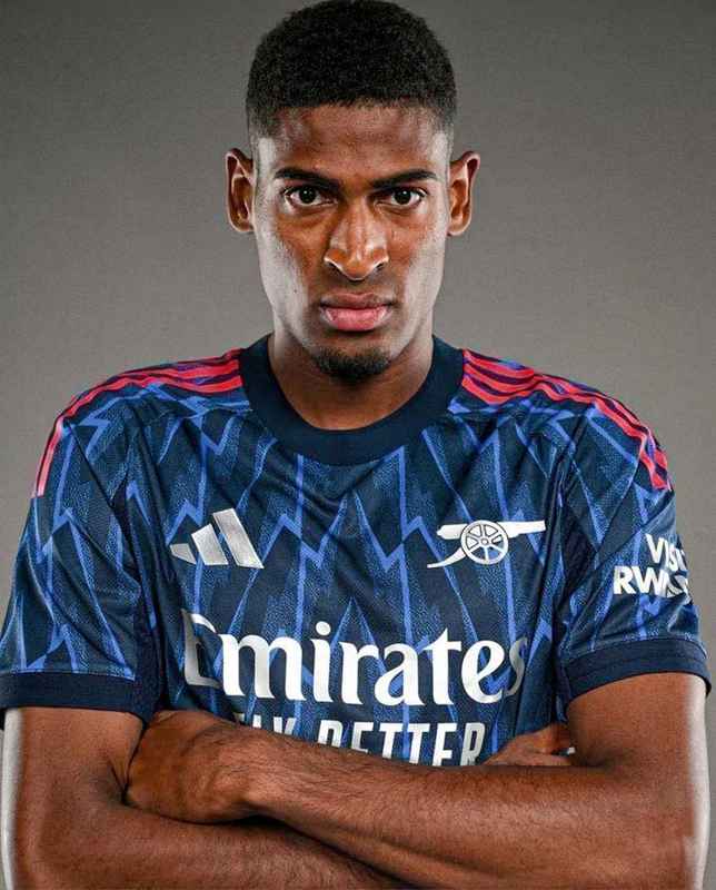 从瓦伦西亚到枪手,莫斯克拉实力获证;西班牙队首次召唤这位潜力中卫。 体育新闻 从瓦伦西亚到枪手,莫斯克拉实力获证;西班牙队首次召唤这位潜力中卫。 体育新闻