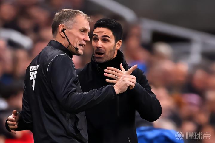 被追着跑、被怒吼、被全场嘘：一位英超裁判的真实十年