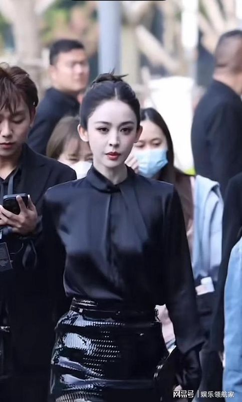  从真空西装看女性身体叙事：一场关于自我掌控的深度拆解 时尚用品