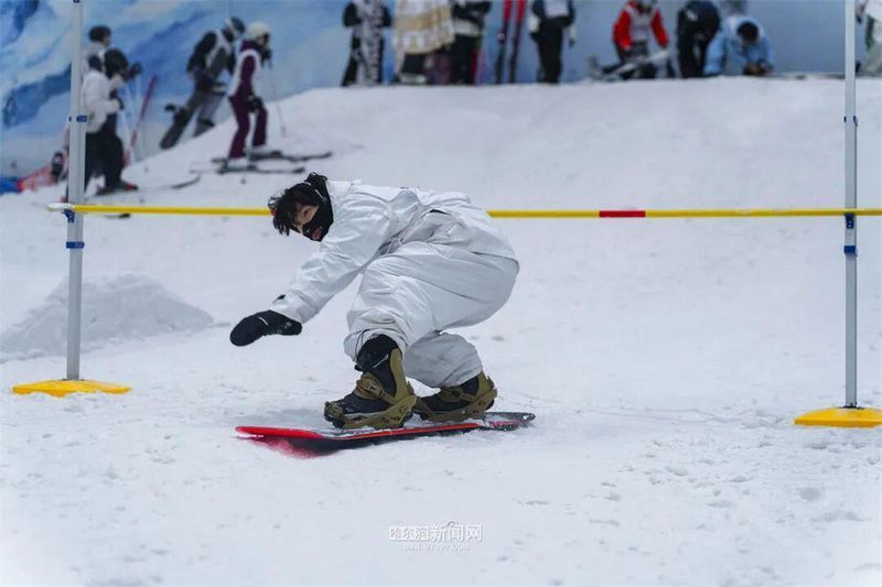  室内雪场运营方法论：哈尔滨热雪奇迹的春日用户留存技术解析 体育新闻