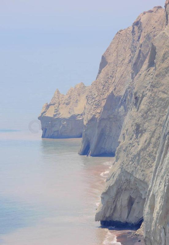  霍尔木兹海峡安全格局重构：伊朗许可过境机制深度解析与战略意涵 新闻